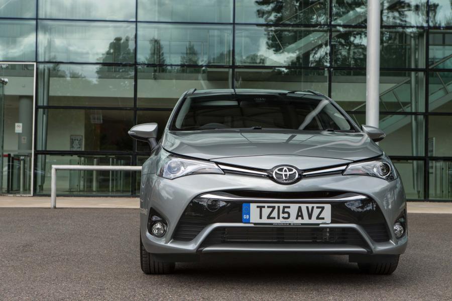  Toyota Avensis Touring Sports 2015 года  (UK) (фото 5 из 24)